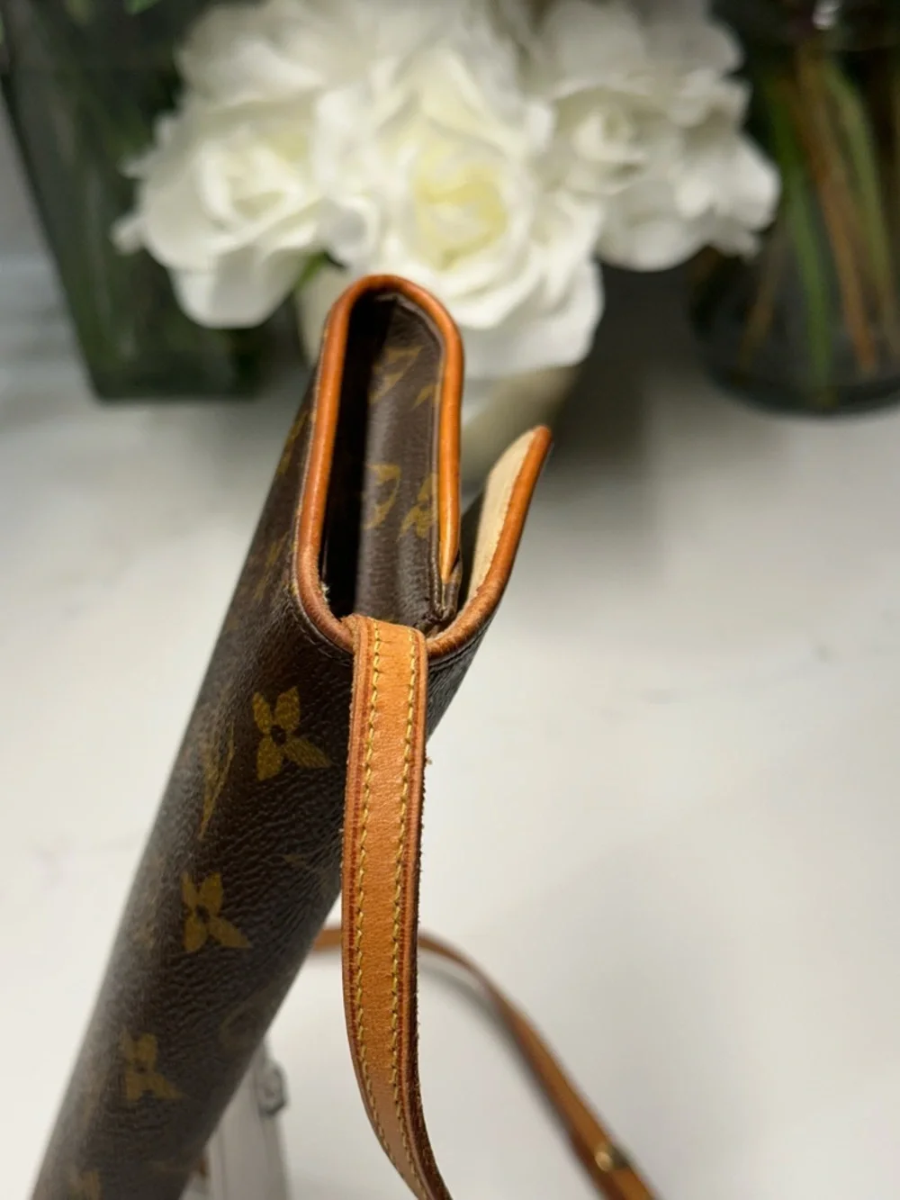 Louis Vuitton Monogram Shoulder/Crossbody Pouchette in Classic LV Monogram - Picture 5 of 16